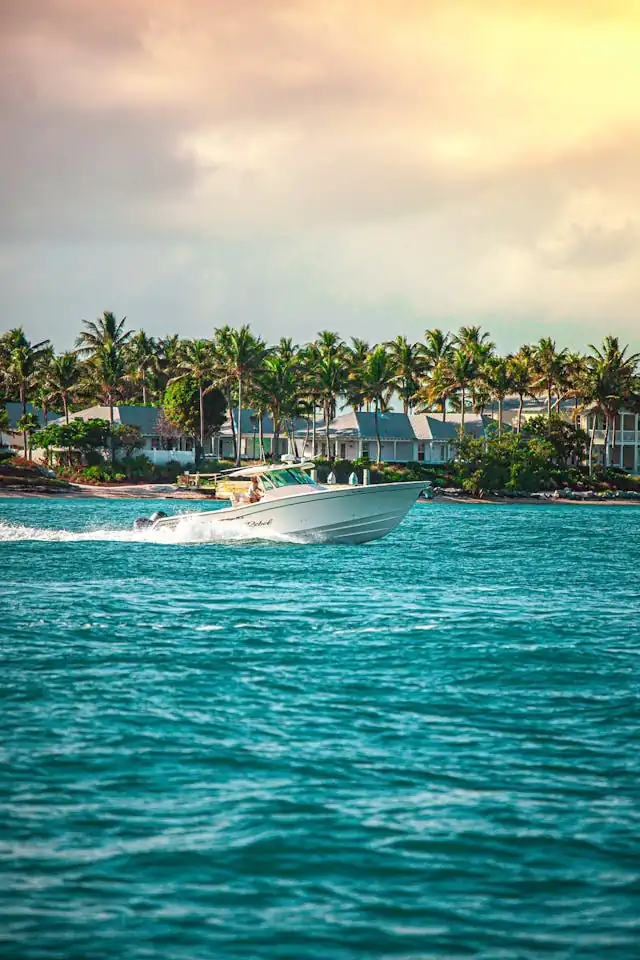 Speedboat moving across the ocean in Hawaiʻi near the shoreline