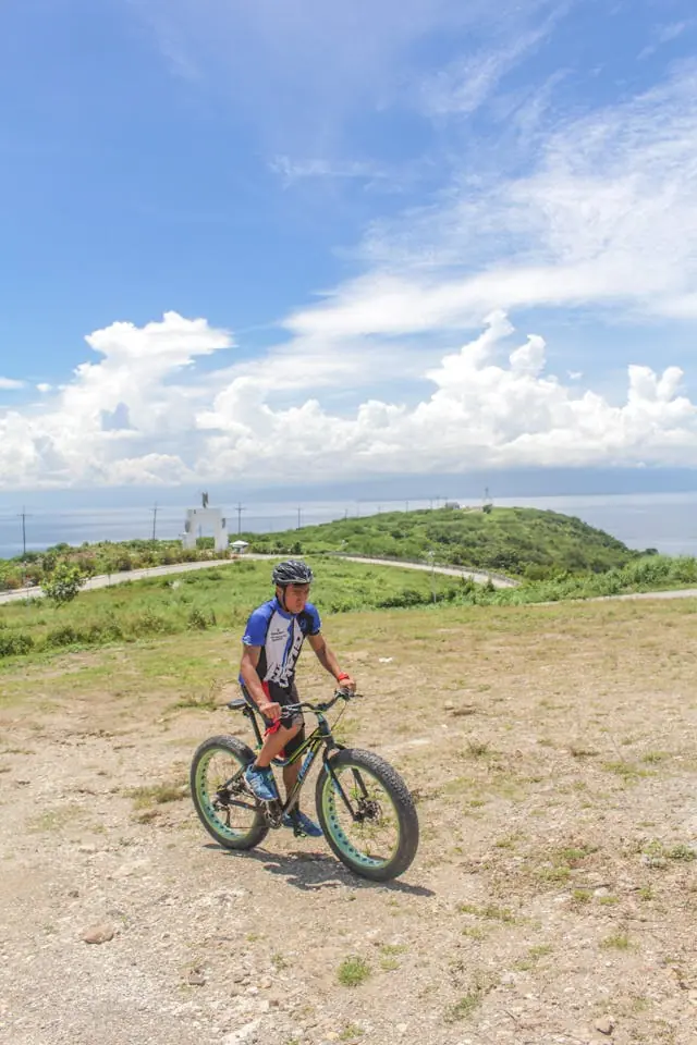 Cyclist riding safely in Honolulu, illustrating common biking conditions in Hawaiʻi