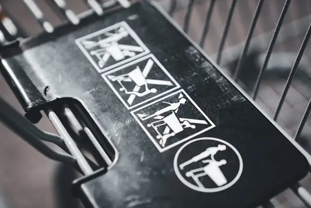 Product safety instructions label on a shopping cart child seat illustrating correct and incorrect use